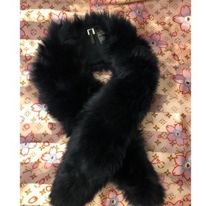Ann Taylor faux fur scarf ( PREOWNED )